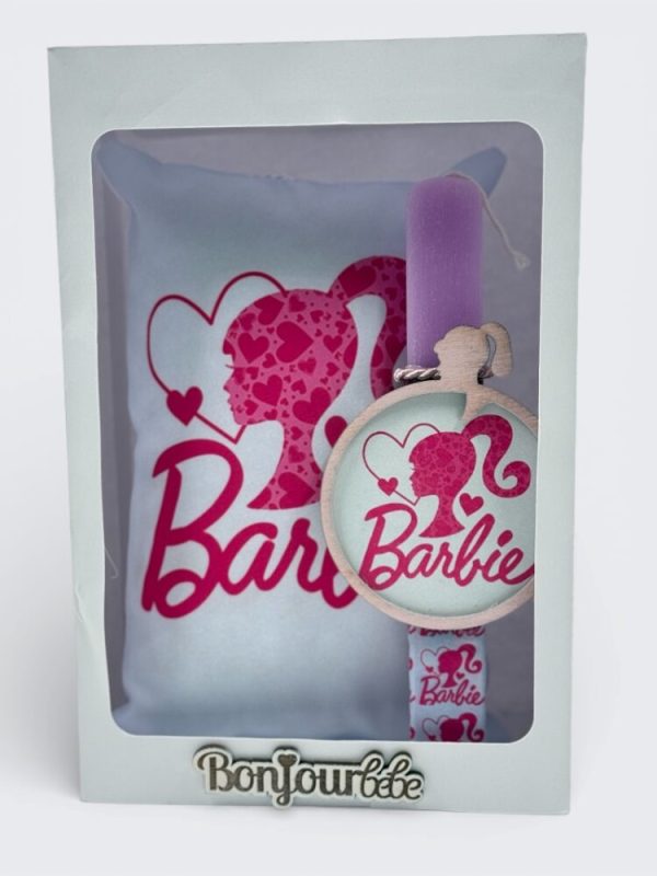 Πασχαλινή λαμπάδα με θέμα Barbie και δώρο διακοσμητικό μαξιλάρι, ,μια ξεχωριστή πασχαλινή πρόταση για κορίτσι , που συνδυάζει όμορφο σχεδιασμό και πρακτικό δώρο. Το σετ είναι τοποθετημένο σε καλαίσθητο κουτί δώρου, δημιουργώντας ένα ολοκληρωμένο και εντυπωσιακό πασχαλινό δώρο για παιδιά.