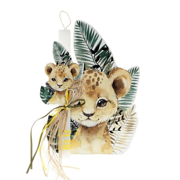 bel24_pasx_lion-king-873 Πασχαλινή Λαμπάδα λιονταράκι Lion King , μια ιδιαίτερη επιλογή που ξεχωρίζει για τον όμορφο σχεδιασμό και τις προσεγμένες λεπτομέρειες. Η διακόσμηση σε αποχρώσεις του πράσινου σε μοτίβο της άγριας ζούγκλας , δημιουργεί ένα όμορφο και κομψό πασχαλινό δώρο ιδανικό για αγόρια που αγαπούν τα ζωάκια και τα παραμύθια.